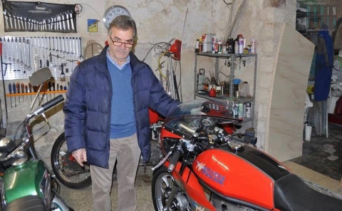 A Bari vecchia c'� l'officina di Giovanni: l'uomo che rid� la vita ad auto e moto d'epoca